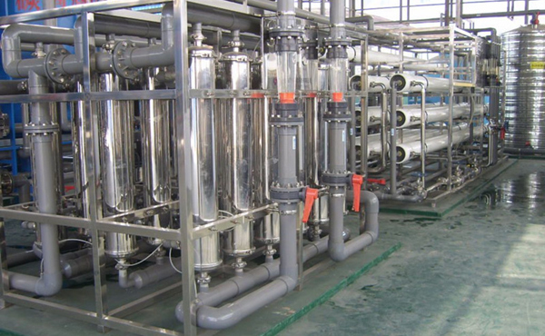       化工行业中的高纯水主要应用于电池行溶剂用纯水、化学分析、化工材料、产品清洗、物质的分离、浓缩、提纯，废物回收等场合的用水，对于水质要求相对来说不是太高，纯水电导率从0.1uS/cm-20uS/cm就基本上能满足要求。91桃色视频下载公司可根据客户对水质的具体要求，采用反渗透，离子交换，EDI等超纯水生产工艺的不同组合，生产出即经济实用，又